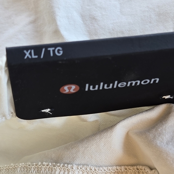 Lululemon Versa Twill Cargo Pocket Shorts Khaki Size Xl - Picture 11 of 11